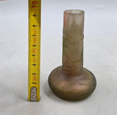 un mètre ruban posé à côté d'un vase en verre sur une table