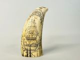 une défense d'éléphant sur laquelle est dessiné un bateau