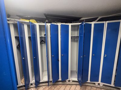 Lot de dix vestiaires Lot vendu en l'état, sans garantie de …