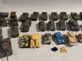 beaucoup de jouets militaires posés sur une table blanche