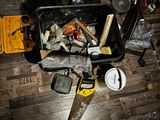une valise remplie d'outils posée par terre dans une pièce