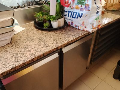 un sac de provisions posé sur le plan de travail d'une cuisine