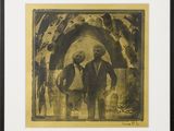 une vieille photo d'un homme en costume-cravate, debout devant un tableau