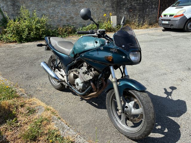 Moto YAMAHA 600 division immatriculée HB-433-GF, 1ère mise en cir...