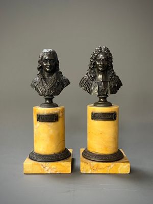 paire de bustes en bronze représentant deux hommes, posés sur des socles en marbre