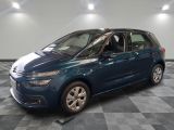 La Citroën bleue est garée dans le garage, sur un sol à damier.