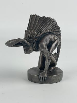 statue représentant un animal ailé à la tête recouverte de plumes, posée sur un socle