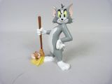 une figurine représentant un chat avec un balai et une souris