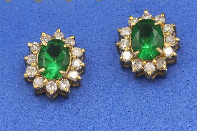 Paire de boucles d’oreilles en or (9k) ornées chacune d’une pierre ver