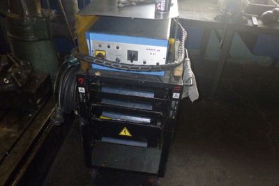 une machine posée sur un chariot
