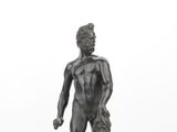une image représentant une statue d'un homme tenant un chien dans la main