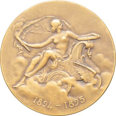 une image représentant une médaille d'or sur laquelle figure une femme assise à cheval
