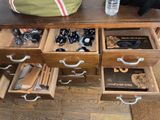 une table en bois sur laquelle se trouvent plusieurs tiroirs