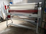 une image d'une machine servant à fabriquer un rouleau de papier