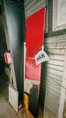 une porte rouge et une porte noire dans un garage