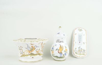 trois types de vases différents sur la table