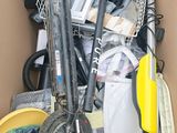 une boîte en carton remplie d'articles ménagers divers