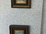 deux tableaux accrochés au mur à côté des toilettes