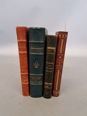 plusieurs vieux livres sont empilés sur une table