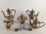 plusieurs pièces d'argenterie ancienne, dont une théière, une cuillère et un repose-cuillère