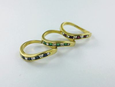 une paire de bagues en or ornées de pierres de différentes couleurs
