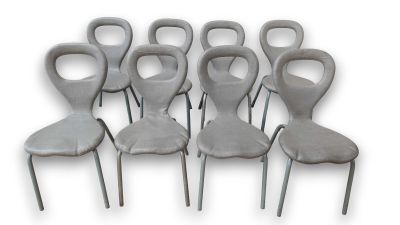 six chaises grises sont alignées en rangée sur un fond blanc