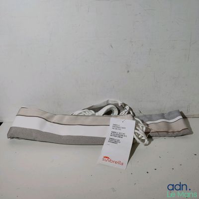 une serviette posée par terre à côté d'une bouteille