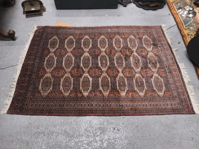 Tapis noué main. 186 X 130 cm.
