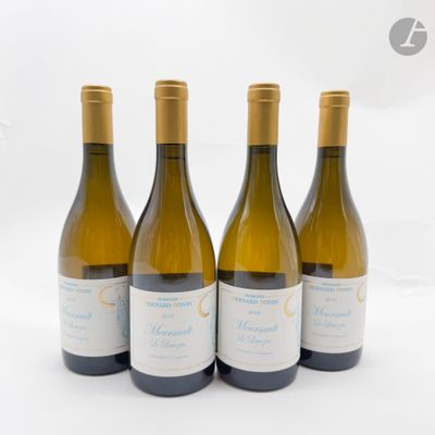 trois bouteilles de vin blanc sont alignées sur une surface blanche