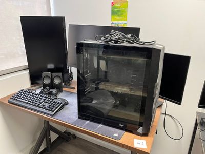 un bureau sur lequel se trouvent un ordinateur, un clavier et un écran