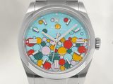 une montre en argent dont le cadran est orné d'un motif multicolore