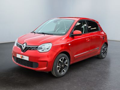 la petite voiture rouge est garée dans une grande pièce