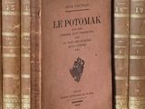 un livre posé sur une étagère, devant une pile de livres
