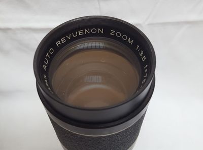 un objectif d'appareil photo posé sur une table