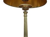 une photo d'une lampe de table surmontée d'un abat-jour bleu