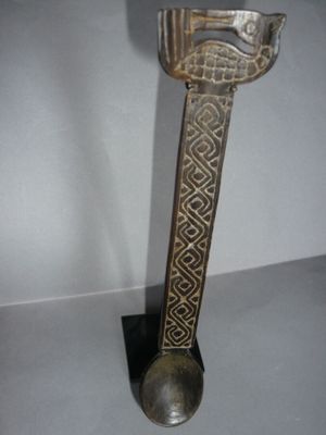 une image représentant une cuillère et un porte-cuillère posés sur une table