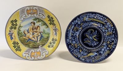 deux assiettes posées côte à côte sur une table