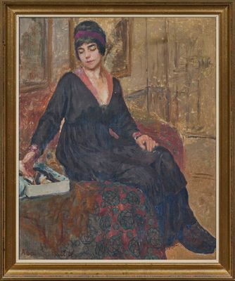 tableau représentant une femme en robe noire assise sur un canapé rouge