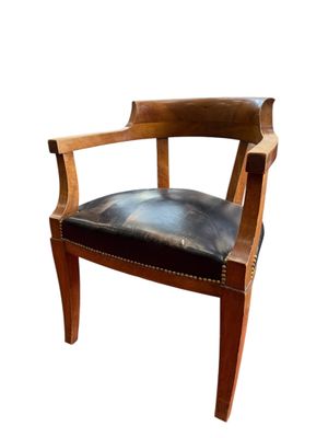 Fauteuil en bois moulé, assise en cuir noir.