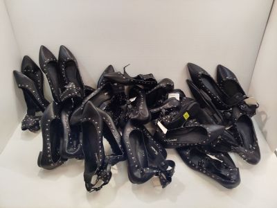 beaucoup de chaussures noires posées sur une chaise blanche