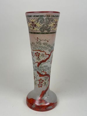 un vase en verre orné d'un motif posé sur une table