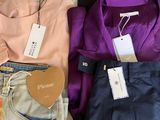 un tas de vêtements posés sur une table