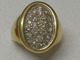 une image d'une bague en or et en diamant sur une surface blanche