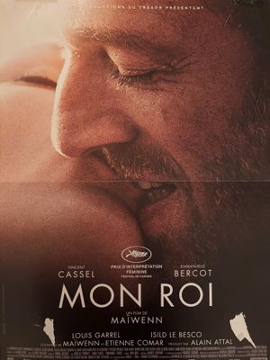 On voit l'affiche du film « Mon roi ».