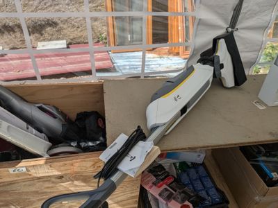 une paire de ciseaux et une autre paire de ciseaux posées sur une table