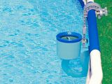 un tuyau raccordé sur le côté d'une piscine
