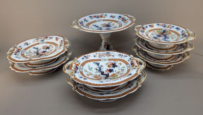 un ensemble d'assiettes et de bols posés sur une table