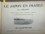 un livre ouvert avec une image de montagne en arrière-plan