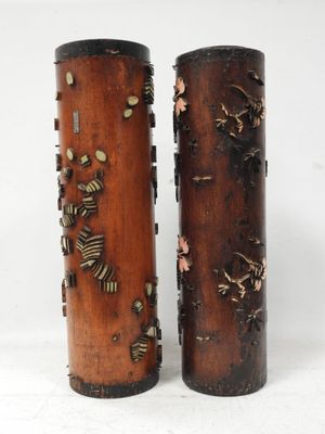 deux vases posés sur une surface blanche