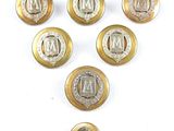 six boutons en or et en argent portant les lettres « m » et « m »